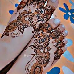 A stylish Arabic-inspired design for feet, with delicate chains and floral patterns.