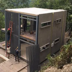 Our team at work, cladding the exterior of a modular home. This image shows the final stages of assembly, where the structure is enclosed with high-quality, weather-resistant panels.