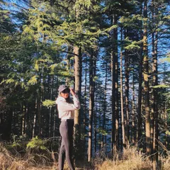 Being comfortable is key when you're in nature. This look features a simple hoodie, leggings, and sneakers, proving that you can be practical and stylish at the same time.