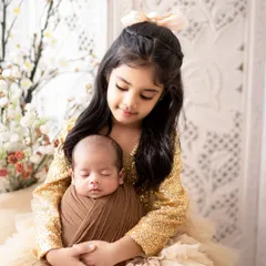 There is nothing more special than a big sister meeting her new best friend. Capturing these quiet, tender moments with a newborn is one of the most rewarding parts of my job. This shot highlights the gentle, safe posing I use for my littlest clients.