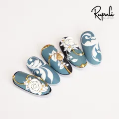 This set combines 3D gel roses, swirls, and gold jewellery accents for a sophisticated and timeless look, perfect for a bridal set.