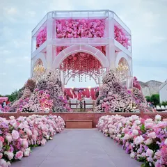 For this ceremony, I envisioned a modern mandap completely enveloped in a symphony of pinks. The structure is a floral masterpiece, with thousands of blooms creating a breathtaking oasis of romance and grandeur.