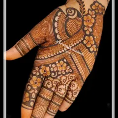 A basic palm design that is both quick and beautiful. It features a central peacock motif surrounded by simple floral patterns, ideal for large groups of guests.