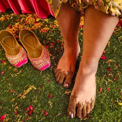 A minimal yet beautiful design for the feet, perfect for a modern bride or for pre-wedding ceremonies.