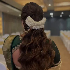 A classic Maharashtrian bridal bun adorned with fresh mogra (jasmine) flowers, adding a touch of timeless charm and fragrance.