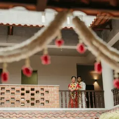 Hema and Karthik's "Courtyard Kalyanam" took place in a nostalgic Chettinad house. We designed the decor to honor the venue's cultural echoes, creating a truly intimate and traditional Tamil wedding ceremony.