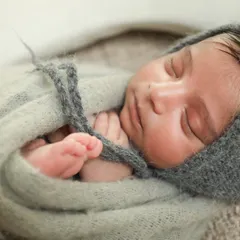 All bundled up and so peaceful. I love using soft, neutral wraps like this grey one to create timeless portraits. Just look at those sweet cheeks. ❤️