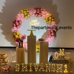 A simple and elegant ring decoration with pink and gold balloons, perfect for a sophisticated birthday celebration.