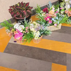 A behind-the-scenes look at the fresh flower baskets ready to be used in one of my decor setups. I use a mix of high-quality blooms to create my arrangements.