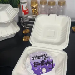 This purple ombre bento cake, packed with cuteness, was a sweet surprise gift. These mini cakes are perfect for adding a personal touch to any special moment.