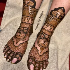 Bridal feet mehendi needs to be just as stunning as the hands. This design combines intricate patterns with bold traditional figures like peacocks and swans for a complete bridal look.