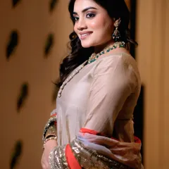 Elegance that speaks before the runway. A candid moment of a model backstage at a fashion show, her joyful smile and beautiful ethnic wear radiating timeless beauty.