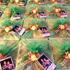 These wedding favors are ready to go. Each gift is elegantly wrapped and includes a personalized polaroid tag of the couple, making it a sweet and memorable thank you for every guest.