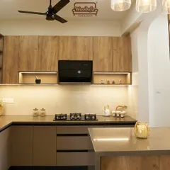 This kitchen combines warm wood-textured cabinets with a neutral beige for a look that is both modern and inviting. The open shelves with backlighting are perfect for displaying your favorite crockery.
