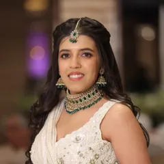 This is my signature 'no-makeup' makeup look. The focus is on creating luminous, dewy skin that looks fresh and natural, paired with a soft hairstyle for an effortlessly graceful appearance.