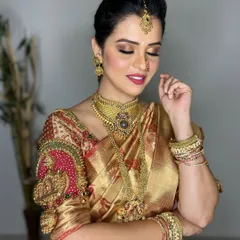 The epitome of a gorgeous South Indian bride. I focused on creating a warm, golden glow on her skin to match her beautiful silk saree and temple jewellery, finishing with a soft smokey eye.