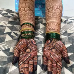 The stain on this full-coverage floral mehendi is just perfect. The rich, dark color makes the delicate lotus and leaf patterns stand out beautifully.