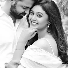 A quiet moment between a couple, captured in timeless black and white. I believe the most powerful love stories are often told in the simplest gestures. This pre-wedding portrait focuses purely on connection and emotion.