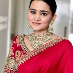 A close-up of this clean and simple makeup. The skin is fresh, the brows are defined, and a simple bindi completes this classic look.