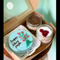 A sweet and simple gift for dad, this box combines a lovely blue bento cake decorated with a bouquet of tulips and two of my most-loved cake jars: a rich chocolate and a creamy red velvet.