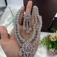 This delicate layered necklace set in a soft pink is perfect for a subtle yet glamorous look. It features two chains and a matching maang tikka for a complete, modern style.