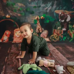 This little man is on the move! I love capturing the crawling stage with fun backdrops like this jungle theme.