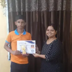 A student from Toranagallu, Bellary, proudly receives his trophy and certificate for his performance in the international competition. We celebrate every single achievement to build that 10X confidence.