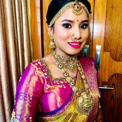 This bride is wearing a full set of our rental temple jewellery, including a matha patti, choker, and Lakshmi haram, perfectly complementing her silk saree.