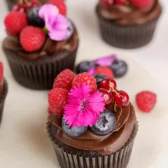 When chocolate meets berries, magic happens. My Dark Chocolate Berry Cupcakes are crafted with rich Belgian dark chocolate ganache and filled with fresh raspberry compote.