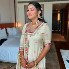 A candid moment of Supriya during her Mehendi. Her glowing skin and soft makeup look effortless and perfect for a daytime celebration.