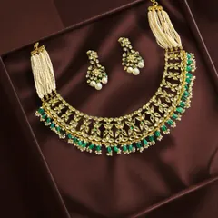 For the bride who loves a touch of royalty, this Kundan choker with emeralds and pearls is a perfect choice. The craftsmanship is rooted in tradition, designed to make you feel like a queen.