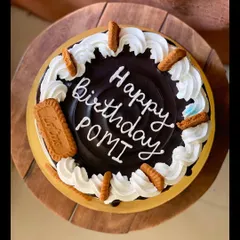 A delicious Lotus Biscoff cake, perfect for those who love the caramelized biscuit flavor. It's topped with a rich chocolate ganache and Biscoff cookies.