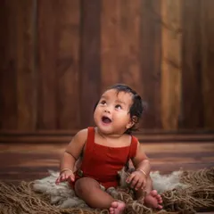 That beautiful moment of discovery. We love capturing these candid expressions during our simple, prop-free sitter sessions.