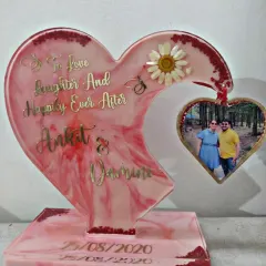 I love making these heart-shaped resin frames for couples. This one, in a beautiful pink marble effect, was made to celebrate an anniversary, capturing the couple's names, special date, and a cherished photo. It's a wonderful gift for birthdays, anniversaries, or just to say "I love you".