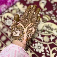 I love adding personal touches, like these delicate heart motifs, to make your mehendi unique to you. This design combines romantic elements with traditional patterns and fine line work, all applied with fresh, safe henna.