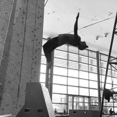 Here’s our super teacher Uzair captured mid-flight, executing a perfect backflip. Our classes focus on building the strength and technique to master advanced acrobatic movements like this safely.