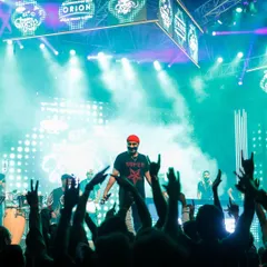 On stage with the Beat Gurus for a high-energy public show. The crowd's reaction to our fusion 성능 is always incredible.