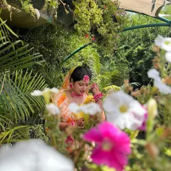 Surrounded by flowers and sunshine at a Haldi ceremony. I love being part of these beautiful pre-wedding events, choreographing light, happy dances that match the mood.