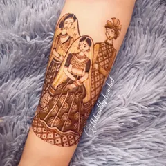 A truly special moment captured in henna. This forearm portrait shows a bride with her loving parents, a design I call 'Laadli'. Creating these family portrait mehendi designs is incredibly emotional and adds a deeply personal touch to the wedding festivities.