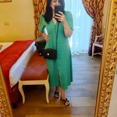 For a day of wine tours in Verona, I wore this green cotton dress. It was comfortable for walking and chic enough for the beautiful vineyards.