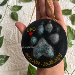 A closer look at the cosmic-themed pet memorial plaque. The deep black resin is filled with a blue-green shimmer, like a galaxy, with the pawprint taking center stage. It’s a beautiful way to remember a soul that was out of this world.