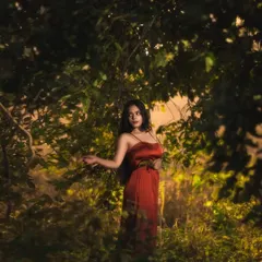 Another portrait from the same set, showing how we can use the surrounding leaves and branches to create a sense of depth and frame the shot in a natural way.
