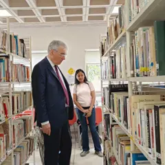 A guest, Dominique Antoine, explores the aisles of our library. Visits like these underscore our role as a key institution for French language and culture in Delhi.