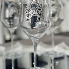 A closer look at the horse-themed wine glass. It’s a perfect gift for those who appreciate fine wine and equestrian style.