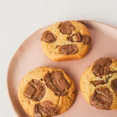 Crispy edges, soft centers, and all the chunks in between. Our classic chocolate chunk cookies are a dream come true.