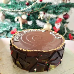 This one is for the grown ups. It's a decadent chocolate cake soaked in Kahlua liqueur, covered in dark chocolate ganache, and decorated with festive chocolate shards. The aroma is just as incredible as the taste.