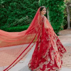 A look from the back can be just as breathtaking. The flowing red veil with its detailed border creates a beautiful sense of movement and grandeur.