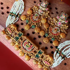 Presenting Jhanak, the melodic chime of gold jewellery that turns every moment into a celebration. This set features regal elephant and peacock motifs, vibrant meenakari detailing, and delicate pearls, bringing our heritage to life.