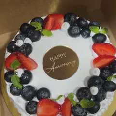 Sometimes the simplest cakes taste the best. This anniversary cake is topped with fresh blueberries and strawberries, a classic and delicious combination that never disappoints.