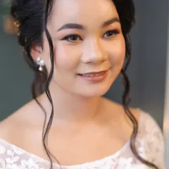 For my Catholic brides, I focus on creating a look of serene grace. This soft glam makeup enhances natural beauty with luminous skin and gentle hues, creating a timeless and angelic presence for your walk down the aisle.